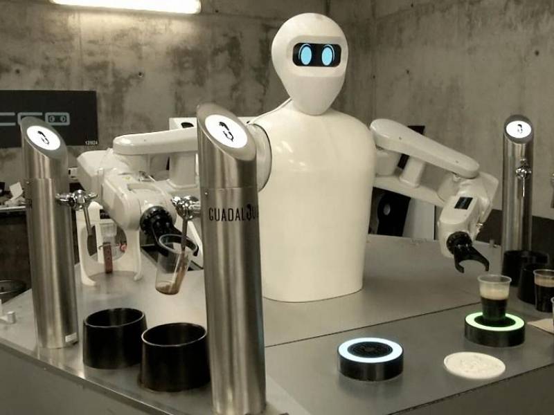 novost roboti toče pivo u barovima vinski magazin vino fino